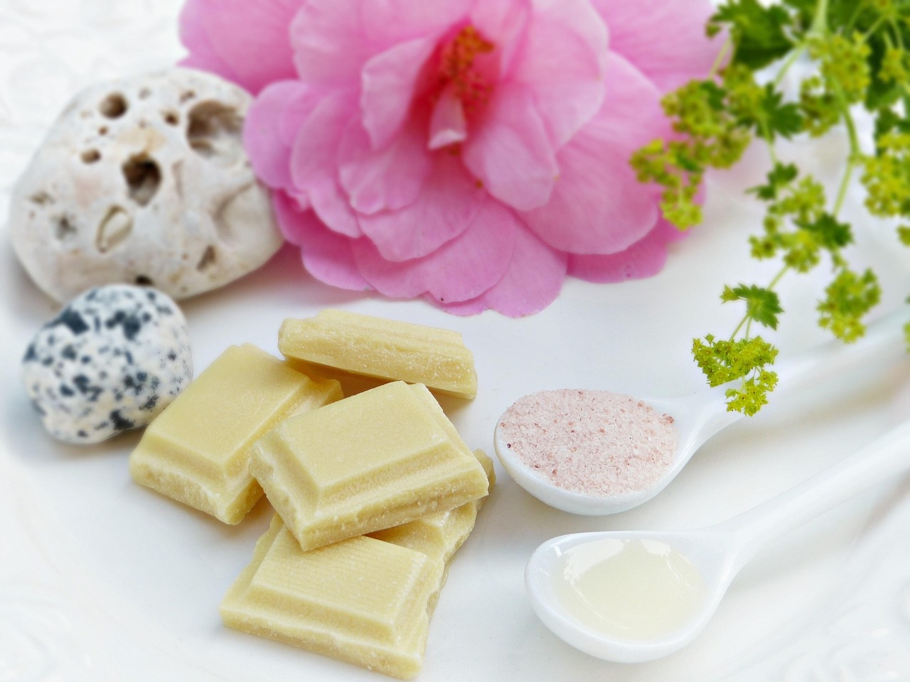 Chamomile Oil for Skin: Gentle Cosmetic Uses and Simple Blends